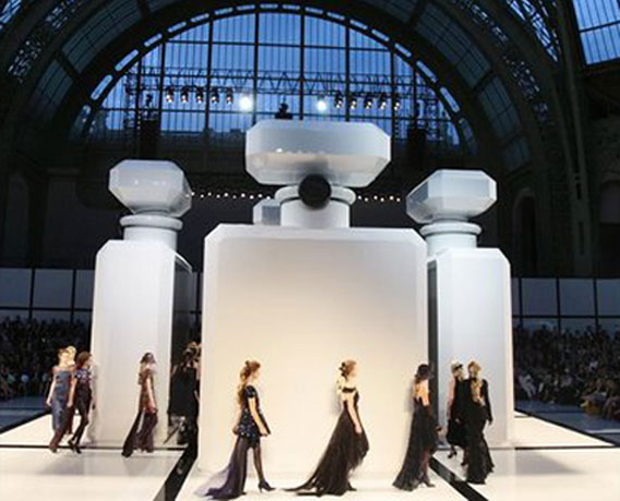 Foto Desfile Chanel Haute Couture inverno 2010 com cenografia do frasco do N’ 5 reprodução