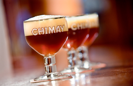 cálice de cerveja belga da marca Chimay cheia de cerveja