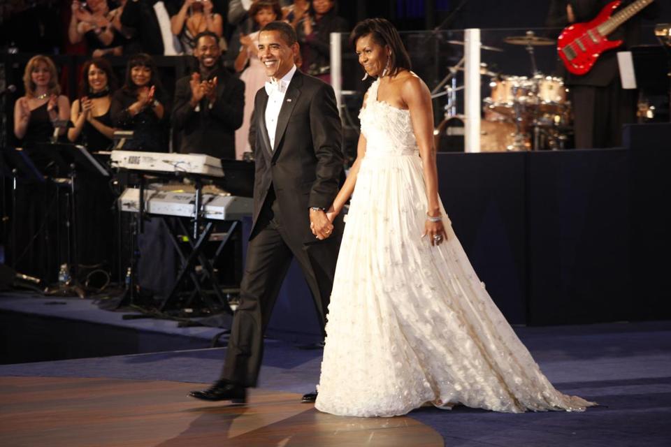 michelle obama com vestido branco de um ombro só do estilista jason-wu