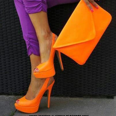 sapato de salto da cor laranja calça roxa e bolsa laranja