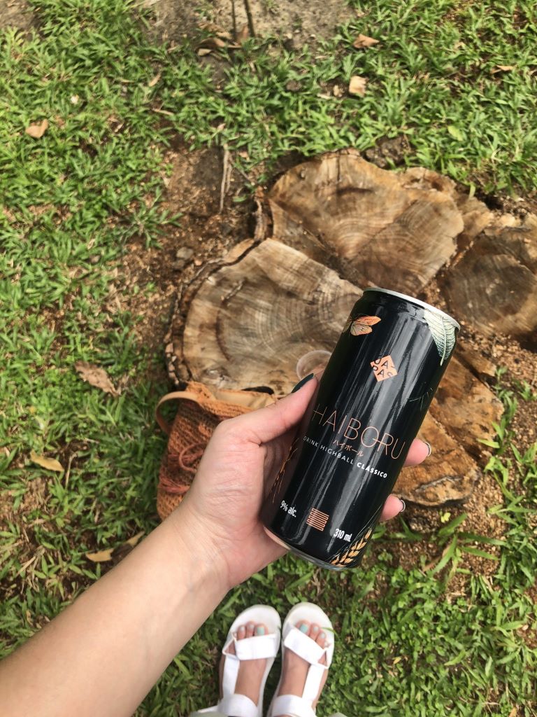 lata preta do drink highball da marca Japas Cervejaria com tronco ao fundo