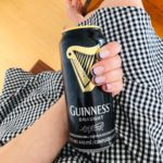 Guinness Draught Stout e unhas com pontas pretas