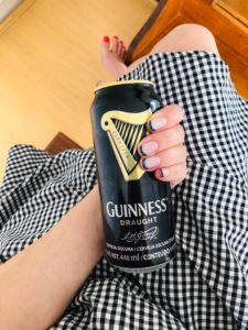 Guinness Draught Stout e unhas com pontas pretas